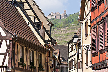 Frankreich, Elsass, Ribeauvillé, Ansicht von Fachwerkhäusern - WDF000904