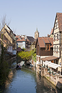 Frankreich, Elsass, Colmar, Krutenau, Blick auf das Viertel La Petite Venise und Menschen im Boot auf dem Fluss Launch - WDF000900