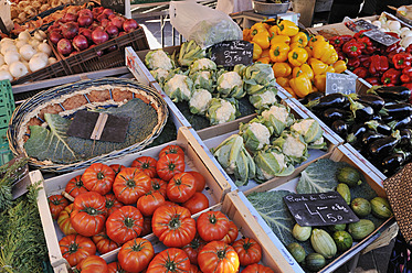 Europa, Frankreich, Provence, Alpes Maritimes, Cote d'Azur, Nizza, Verschiedenes frisches Gemüse am Marktstand - ESF000023