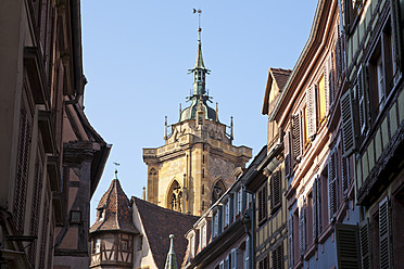 Frankreich, Elsass, Colmar, Blick auf die Kathedrale Saint Martin und die Häuser der Altstadt - WDF000898