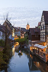 Frankreich, Elsass, Colmar, Krutenau, Blick auf das Viertel La Petite Venise und Menschen im Boot auf dem Fluss Launch - WDF000894