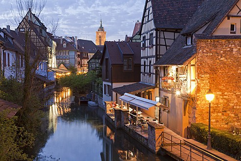 Frankreich, Elsass, Colmar, Krutenau, Blick auf das Quartier La Petite Venise mit Restaurant am Fluss Lauch und Caveau St. Pierre im Hintergrund - WDF000893