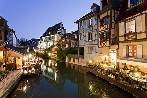 Frankreich, Elsass, Colmar, Krutenau, Blick auf das Viertel La Petite Venise mit Restaurant am Fluss Lauch bei Nacht - WDF000892