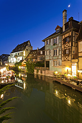 Frankreich, Elsass, Colmar, Krutenau, Blick auf das Viertel La Petite Venise mit Restaurant am Fluss Lauch bei Nacht - WDF000891