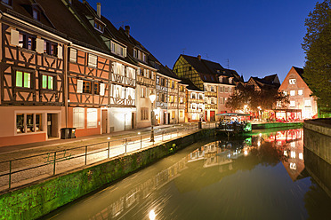 Frankreich, Elsass, Colmar, Krutenau, Quai de la Poissonnerie, Blick auf das Viertel La Petite Venise mit Restaurant am Fluss Lauch bei Nacht - WDF000890