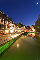 Frankreich, Elsass, Colmar, Krutenau, Quai de la Poissonnerie, Blick auf das Viertel La Petite Venise mit Restaurant am Fluss Lauch bei Nacht - WDF000889