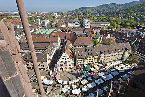 Deutschland, Baden-Württemberg, Schwarzwald, Freiburg im Breisgau, Blick auf den Bauernmarkt am Münsterplatz mit Stadtbild - WDF000886