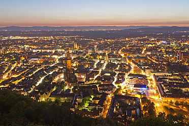 Deutschland, Baden-Württemberg, Schwarzwald, Freiburg im Breisgau, Blick auf Stadtbild in der Abenddämmerung - WDF000958