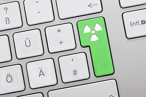 Nahaufnahme von Computertasten mit Atomsymbol auf grüner Taste - TSF000263