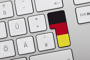 Nahaufnahme einer Computertaste mit deutscher Flagge - TSF000265