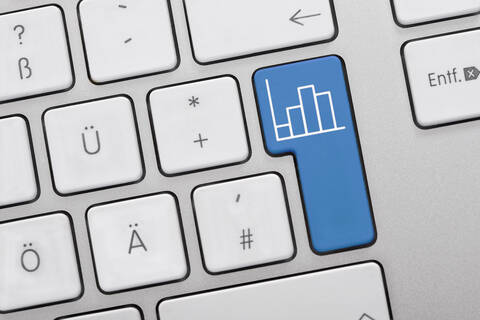 Nahaufnahme von Computertasten mit statistischem Symbol auf blauer Taste, lizenzfreies Stockfoto