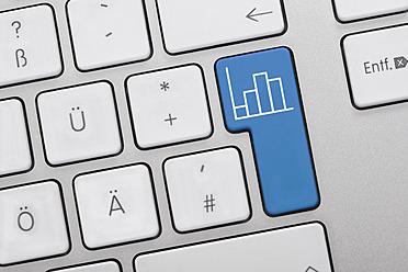 Nahaufnahme von Computertasten mit statistischem Symbol auf blauer Taste - TSF000272