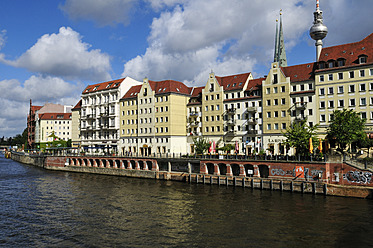 Europa, Deutschland, Berlin, Nicolaiviertel, Blick auf Gebäude nahe der Spree - ESF000016