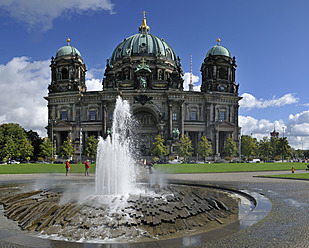 Europa, Deutschland, Berlin, Lustgarten, Blick auf den Berliner Dom - ESF000014