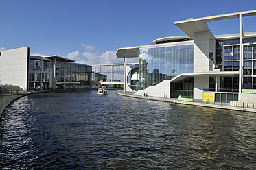 Europa, Deutschland, Berlin, Reichstag, Blick auf Paul-Loebe-Gebäude, Parlamentsgebäude und Ausflugsboote auf der Spree - ES000011