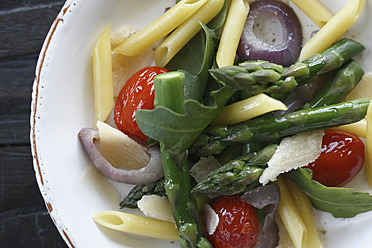 Nahaufnahme von Nudelsalat mit Ruccola, Spargel, Parmesan und Kirschtomaten - KSWF000726