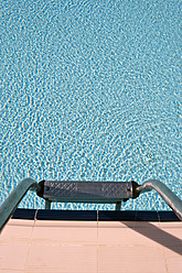 Türkei, Belek, Blick auf Schwimmbad mit Stufen - KJF000093