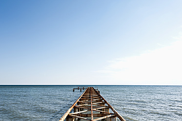 Türkei, Belek, Blick auf rostigen Bootssteg am Meer - KJF000091