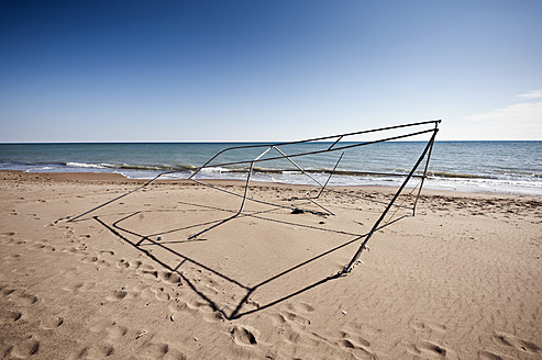 Türkei, Belek, Blick auf ein zerbrochenes Zeltgerüst am Strand - KJF000102