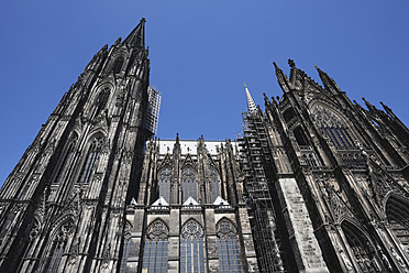 Deutschland, Köln, Blick auf den Kölner Dom gegen blauen Himmel - GWF001490