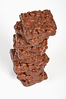 Stapel von mit Schokolade überzogenem Puffreis auf weißem Hintergrund - TSF000287