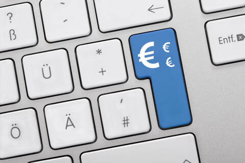 Illustration einer Tastatur mit blauer Taste und Eurozeichen, Nahaufnahme, lizenzfreies Stockfoto