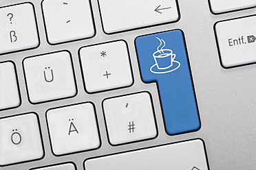 Illustration einer Tastatur mit blauer Taste und Kaffeetasse, Nahaufnahme - TSF000298