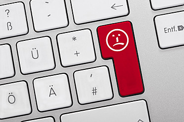 Illustration einer Tastatur mit roter Taste und traurigem Gesicht, Nahaufnahme - TSF000302