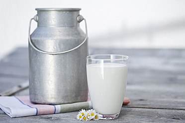 Deutschland, Nahaufnahme von Milchkanne und Milchglas auf Holztisch - MAEF003351
