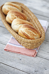 Deutschland, Nahaufnahme von Brötchen im Brotkorb auf Serviette - MAEF003357