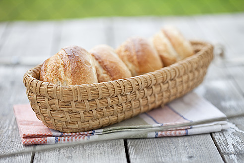 Deutschland, Nahaufnahme von Brötchen im Brotkorb auf Serviette - MAEF003359