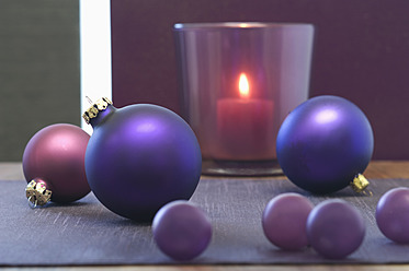 Close up of christmas bauble and tealight candle - ASF004357