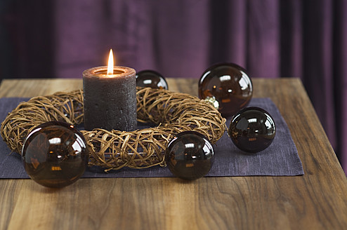 Nahaufnahme eines Adventskranzes mit Weihnachtskugel und Kerze - ASF004365