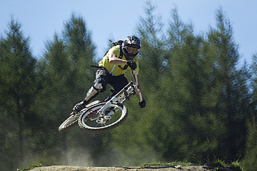 Italien, Livigno, Blick auf einen Mann, der mit einem Mountainbike springt - FFF001178