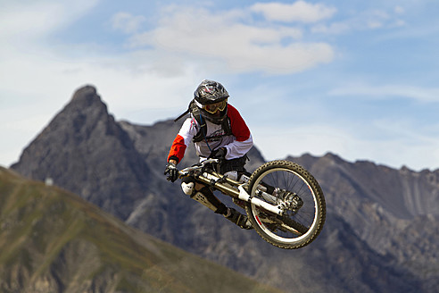 Italien, Livigno, Blick auf einen Mann, der mit einem Mountainbike springt - FFF001181