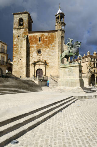 Europa, Spanien, Extremadura, Trujillo, Blick auf die Plaza Mayor am Stadtplatz mit der Kirche San Martin, lizenzfreies Stockfoto