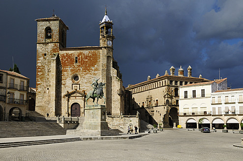 Europa, Spanien, Extremadura, Trujillo, Blick auf die Plaza Mayor am Stadtplatz mit der Kirche San Martin - ESF000046