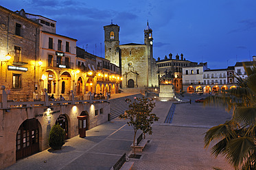 Europa, Spanien, Extremadura, Trujillo, Blick auf die Plaza Mayor am Stadtplatz mit der Kirche San Martin - ESF000047