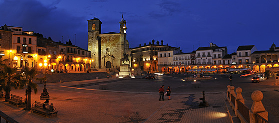 Europa, Spanien, Extremadura, Trujillo, Blick auf die Plaza Mayor am Stadtplatz mit der Kirche San Martin - ESF000048