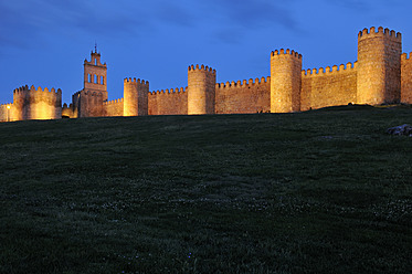 Europa, Spanien, Kastilien und Leon, Avila, Blick auf die mittelalterliche Stadtmauer in der Abenddämmerung - ESF000056