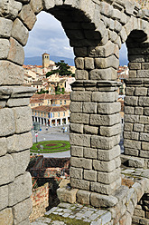 Europa, Spanien, Kastilien und Leon, Segovia, Blick auf das Stadtbild durch das römische Aquädukt - ESF000058