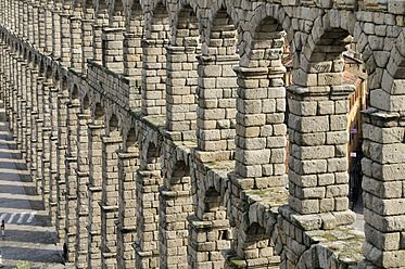 Europa, Spanien, Kastilien und Leon, Segovia, Ansicht eines römischen Aquädukts - ES000059