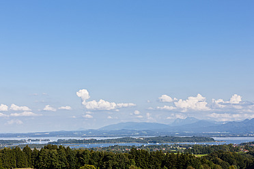 Deutschland, Bayern, Chiemgauer Alpen, Herrenchiemsee, Chiemsee, Blick auf Insel und Süßwassersee - FOF003399