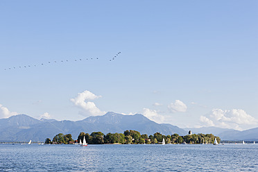 Deutschland, Bayern, Chiemgauer Alpen, Frauenchiemsee, Chiemsee, Blick auf Segelschiffe auf See bei Insel - FOF003400