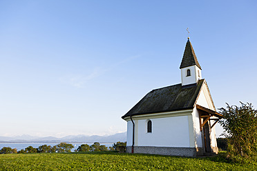 Deutschland, Bayern, Chiemgauer Alpen, Chiemsee, Schalchen, Blick auf Kapelle - FOF003404