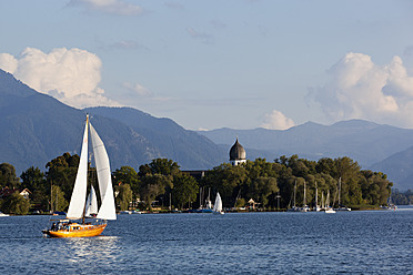 Deutschland, Bayern, Chiemgauer Alpen, Chiemsee, Blick auf Segelschiffe auf dem See - FOF003405