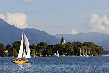 Germany, Bavaria, Chiemgau Alps, Chiemsee, View of sailing ships on lake - FOF003405