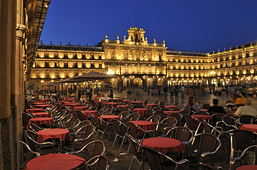 Europe, Spain, Castile and Leon, Salamanca, View of Plaza Mayor with city square at night - ESF000066