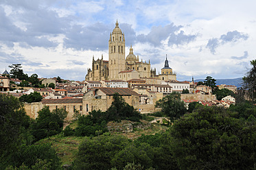 Europa, Spanien, Kastilien und Leon, Segovia, Blick auf die Stadt mit Kathedrale - ESF000069