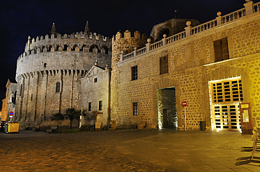 Europa, Spanien, Kastilien und Leon, Avila, Blick auf die mittelalterliche Stadtmauer bei Nacht - ESF000071